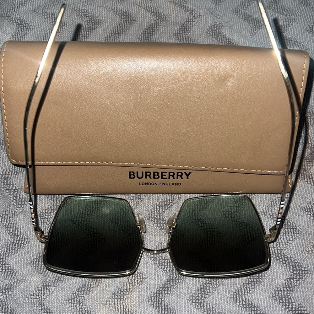 Burberry Tan Sunglasses with Case - Picture 4 of 6